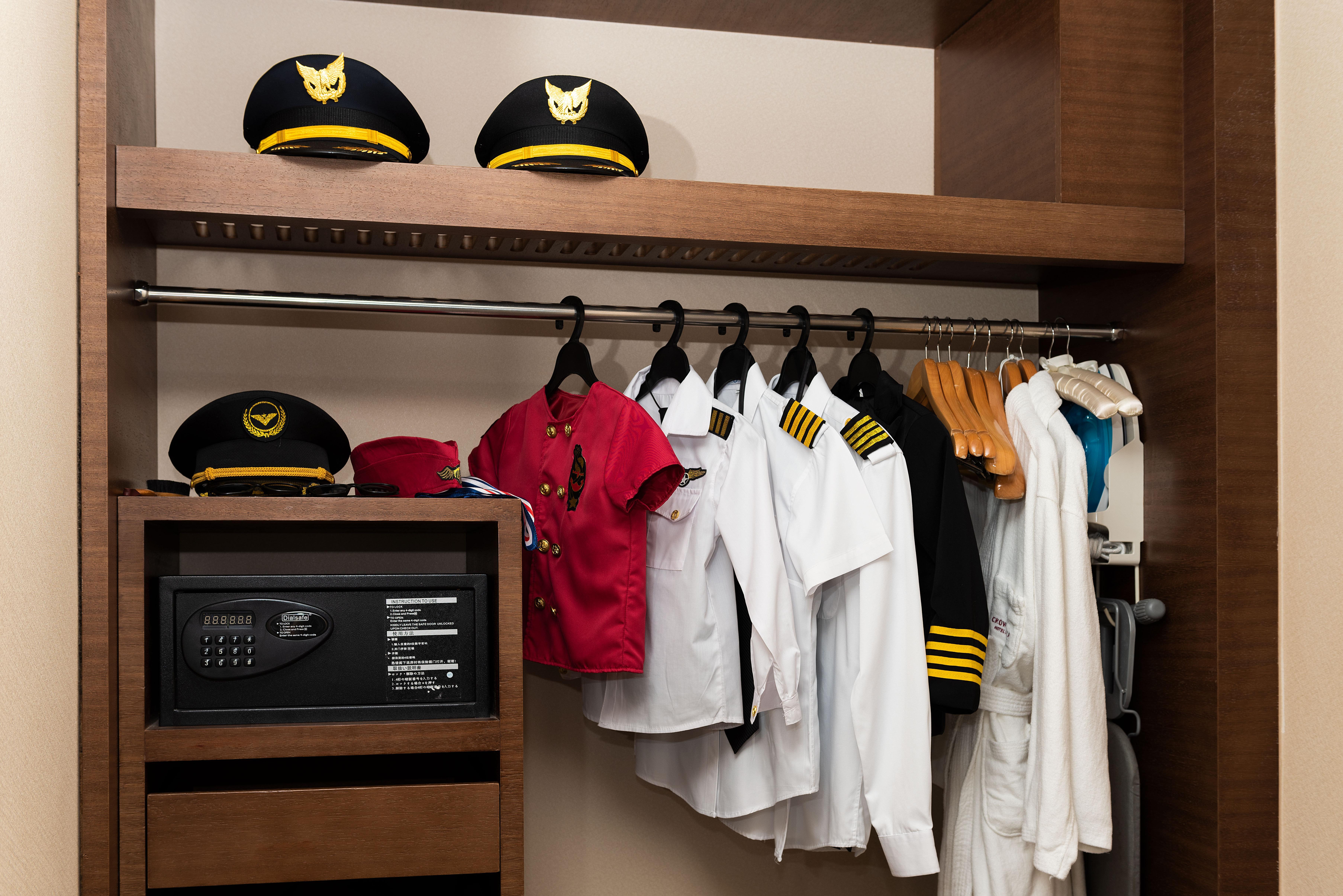 Crowne Plaza Guangzhou City Centre By Ihg - Free Shuttle Between Hotel And Exhibition Center During Canton Fair & Exhibitor Registration Counter Exterior foto A typical crewmember wardrobe