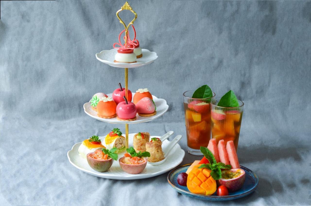 Crowne Plaza Guangzhou City Centre By Ihg - Free Shuttle Between Hotel And Exhibition Center During Canton Fair & Exhibitor Registration Counter Exterior foto A three-tiered cake stand with afternoon tea