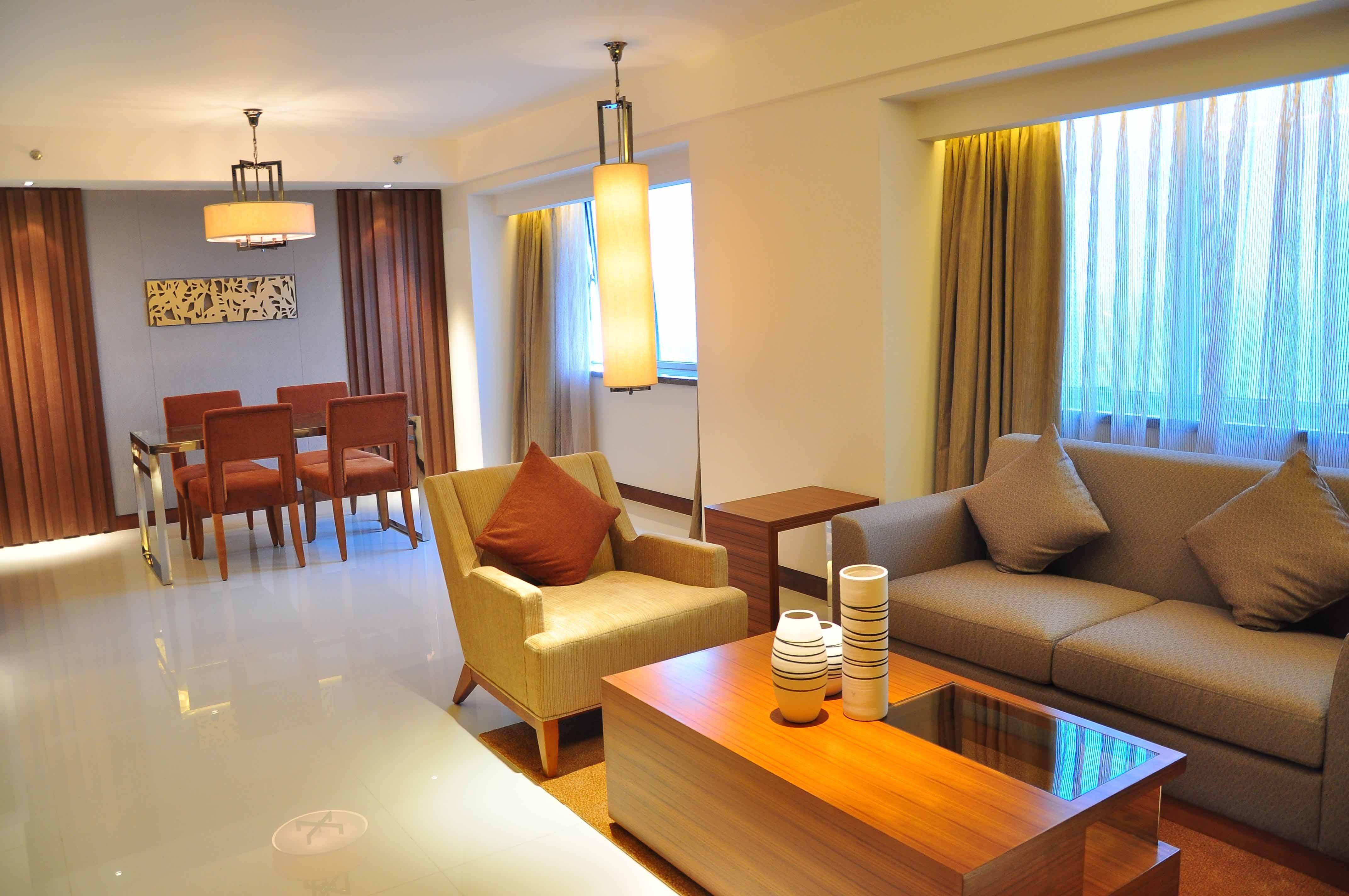 Crowne Plaza Guangzhou City Centre By Ihg - Free Shuttle Between Hotel And Exhibition Center During Canton Fair & Exhibitor Registration Counter Exterior foto A living room in a hotel suite
