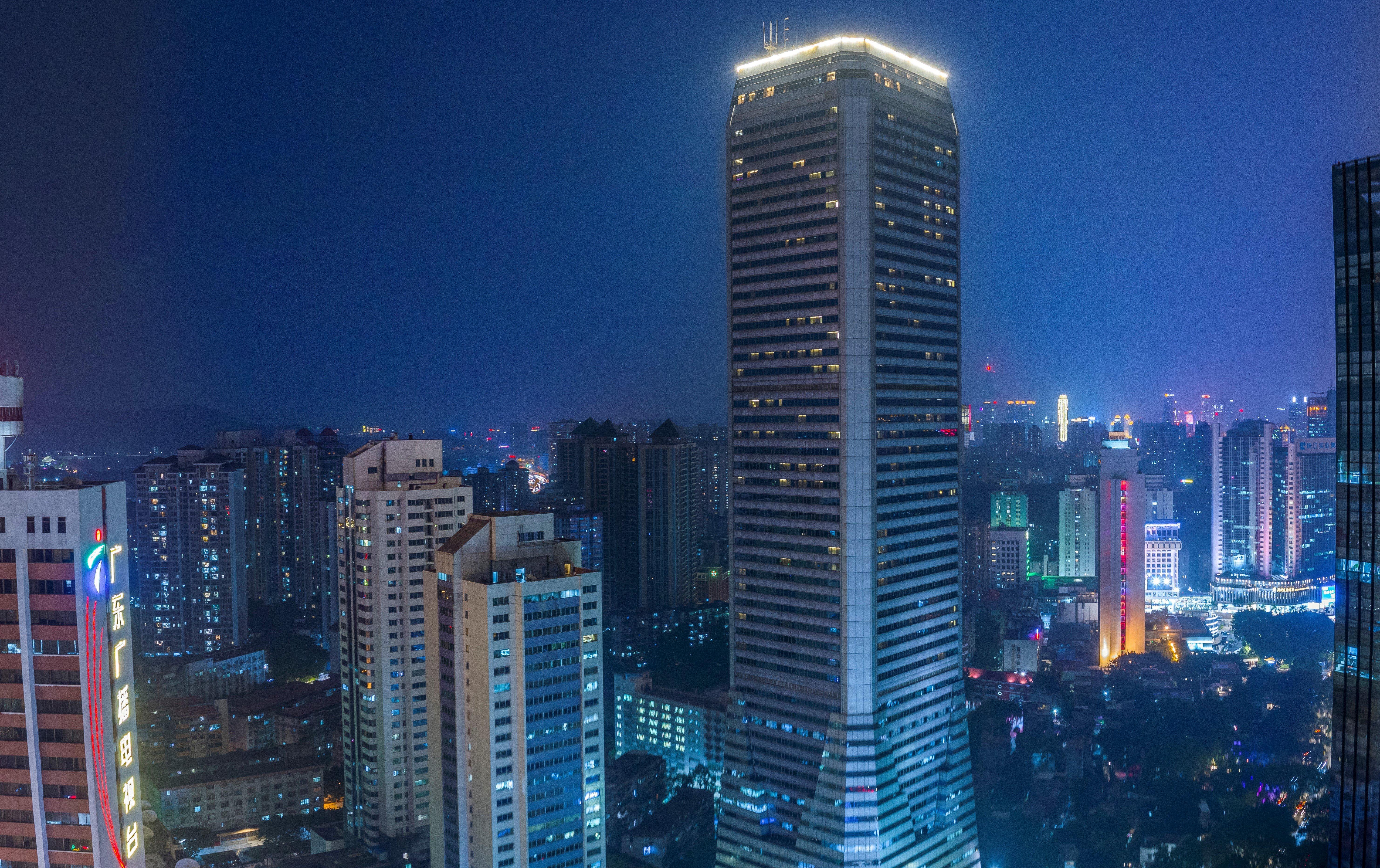 Crowne Plaza Guangzhou City Centre By Ihg - Free Shuttle Between Hotel And Exhibition Center During Canton Fair & Exhibitor Registration Counter Exterior foto The building at night