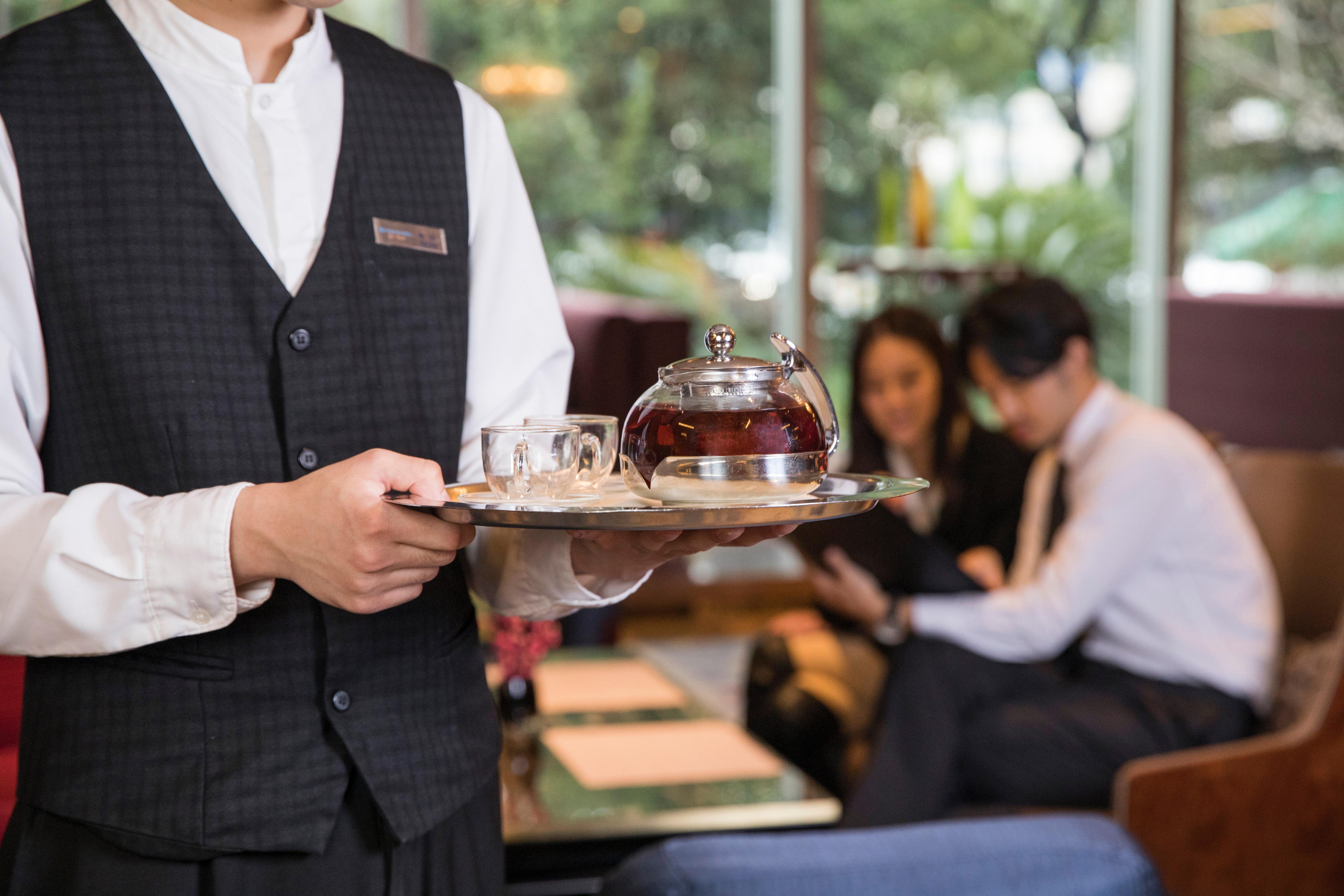 Crowne Plaza Guangzhou City Centre By Ihg - Free Shuttle Between Hotel And Exhibition Center During Canton Fair & Exhibitor Registration Counter Exterior foto A waiter serving tea
