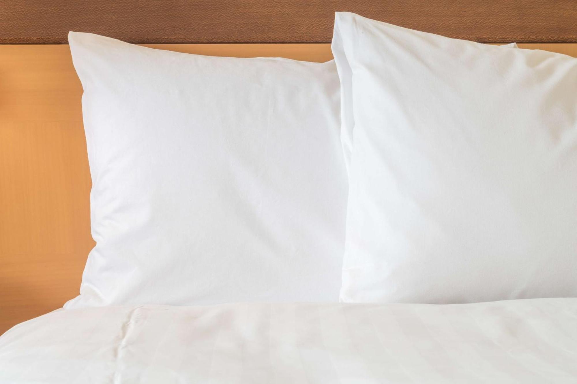 Crowne Plaza Guangzhou City Centre By Ihg - Free Shuttle Between Hotel And Exhibition Center During Canton Fair & Exhibitor Registration Counter Exterior foto Two pillows on a bed
